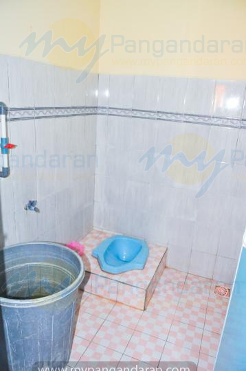  tampilan kamar mandi bumi abdi homestay